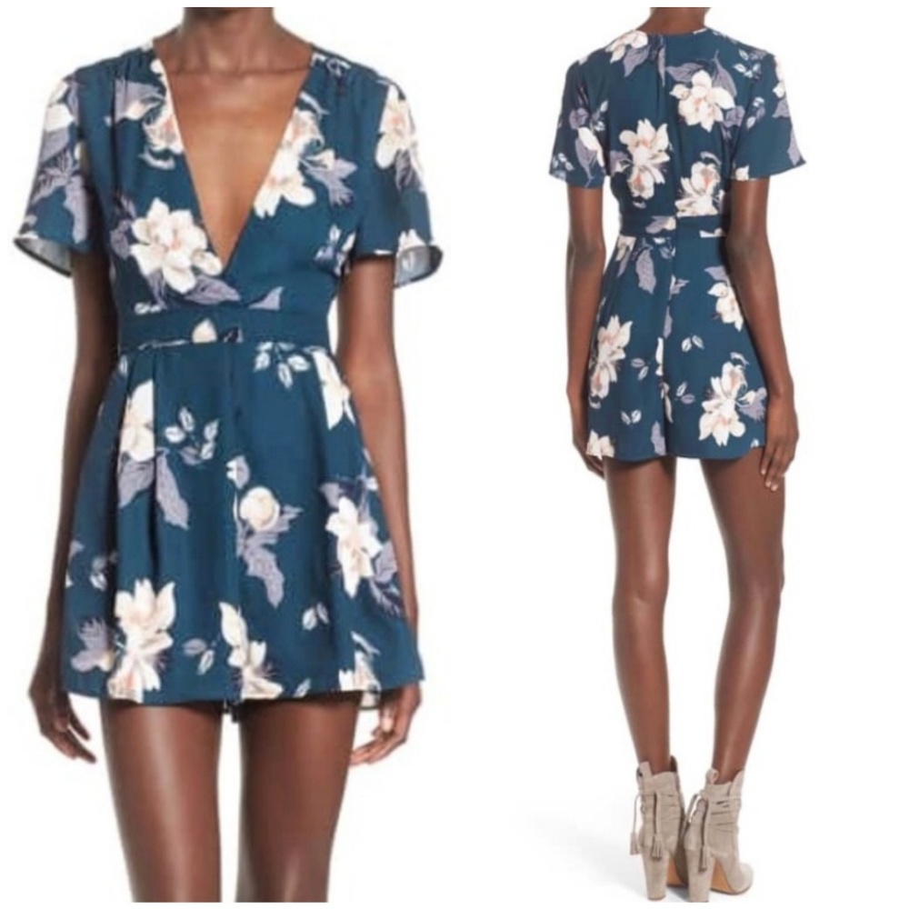 ASTR Floral Romper Deep V-neck Medium